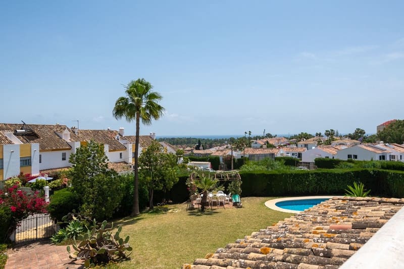 3 bedroom Villa for sale in Estepona with pool garage - € 1,050,000 (Ref: 8365854)