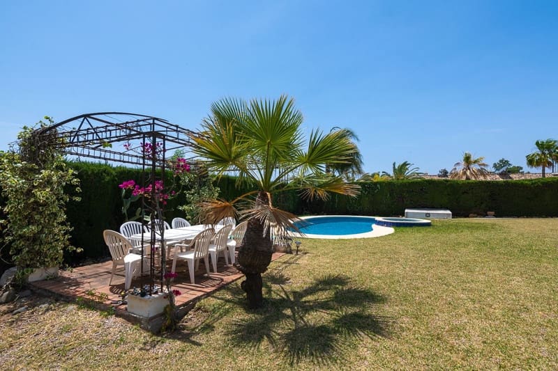 3 bedroom Villa for sale in Estepona with pool garage - € 1,050,000 (Ref: 8365854)