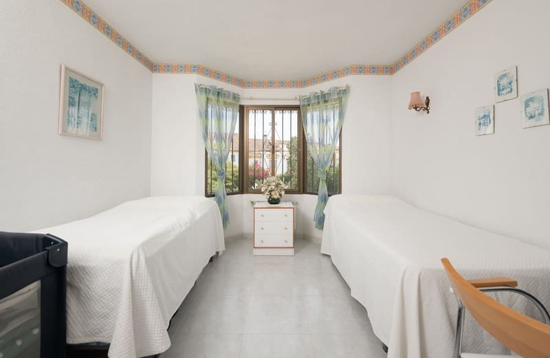 3 bedroom Villa for sale in Estepona with pool garage - € 1,050,000 (Ref: 8365854)