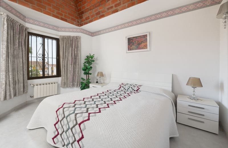 3 bedroom Villa for sale in Estepona with pool garage - € 1,050,000 (Ref: 8365854)