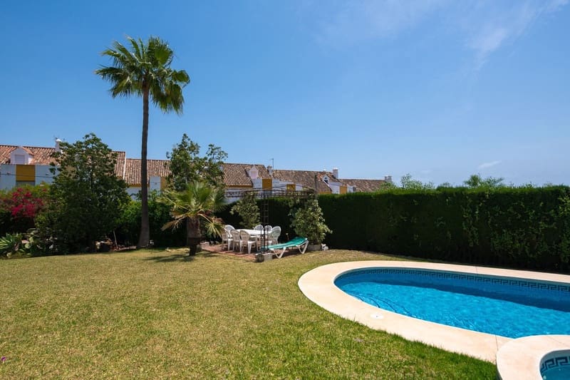 3 bedroom Villa for sale in Estepona with pool garage - € 1,050,000 (Ref: 8365854)