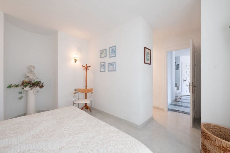 3 bedroom Villa for sale in Estepona with pool garage - € 1,050,000 (Ref: 8365854)