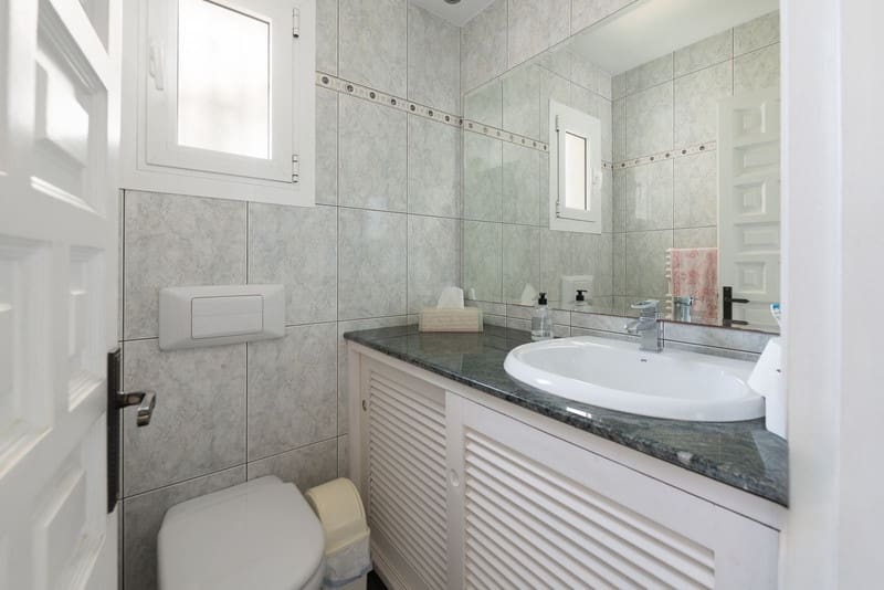 3 bedroom Villa for sale in Estepona with pool garage - € 1,050,000 (Ref: 8365854)