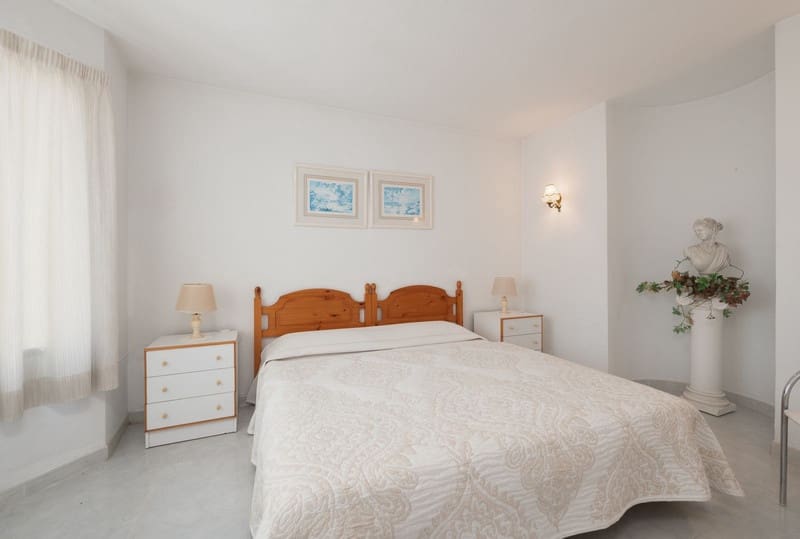 3 bedroom Villa for sale in Estepona with pool garage - € 1,050,000 (Ref: 8365854)