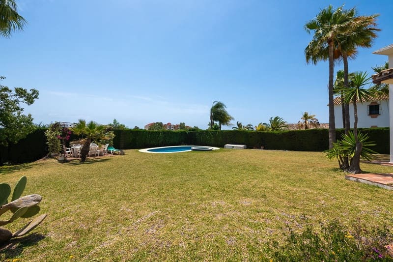 3 bedroom Villa for sale in Estepona with pool garage - € 1,050,000 (Ref: 8365854)