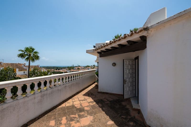 3 bedroom Villa for sale in Estepona with pool garage - € 1,050,000 (Ref: 8365854)
