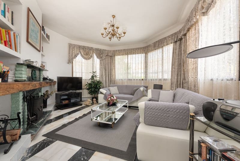 3 bedroom Villa for sale in Estepona with pool garage - € 1,050,000 (Ref: 8365854)