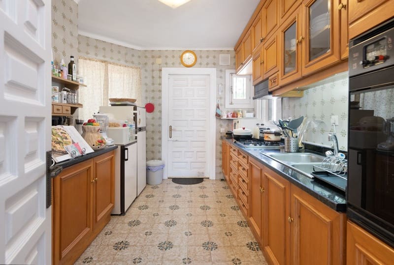 3 bedroom Villa for sale in Estepona with pool garage - € 1,050,000 (Ref: 8365854)