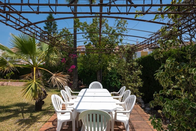 3 bedroom Villa for sale in Estepona with pool garage - € 1,050,000 (Ref: 8365854)