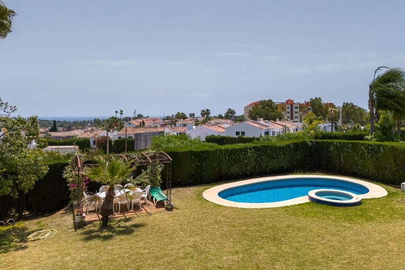 3 bedroom Villa for sale in Estepona with pool garage - € 1,050,000 (Ref: 8365854)