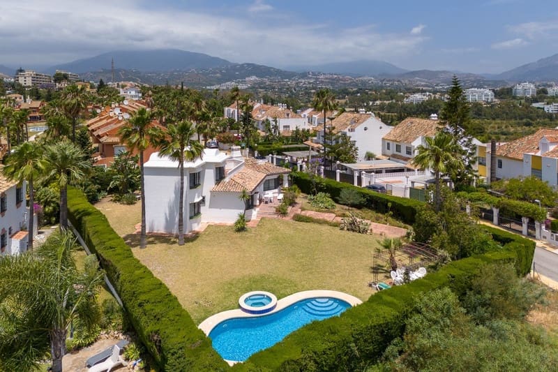 3 bedroom Villa for sale in Estepona with pool garage - € 1,050,000 (Ref: 8365854)