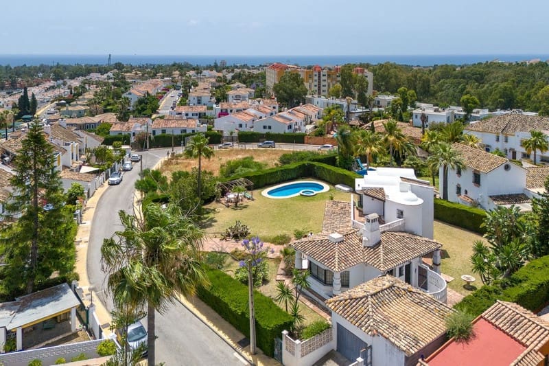 3 bedroom Villa for sale in Estepona with pool garage - € 1,050,000 (Ref: 8365854)