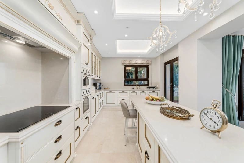 5 bedroom Villa for sale in Benahavis with pool garage - € 1,595,000 (Ref: 8373717)