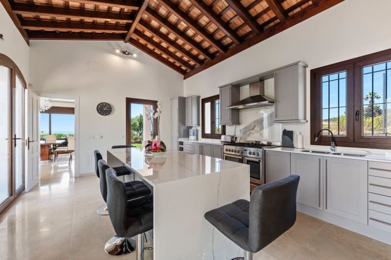 5 sypialnia Willa na sprzedaż w Sotogrande z basenem garażem - 1 695 000 € (Ref: 8383073)