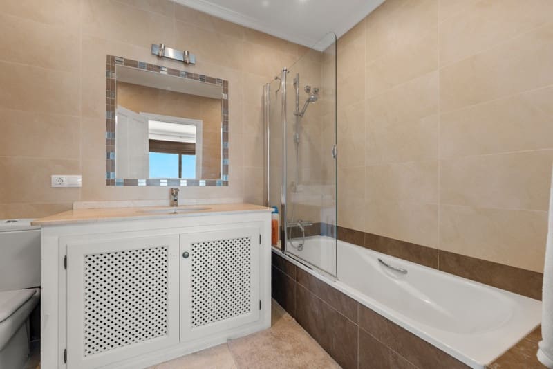 5 sypialnia Willa na sprzedaż w Sotogrande z basenem garażem - 1 695 000 € (Ref: 8383073)