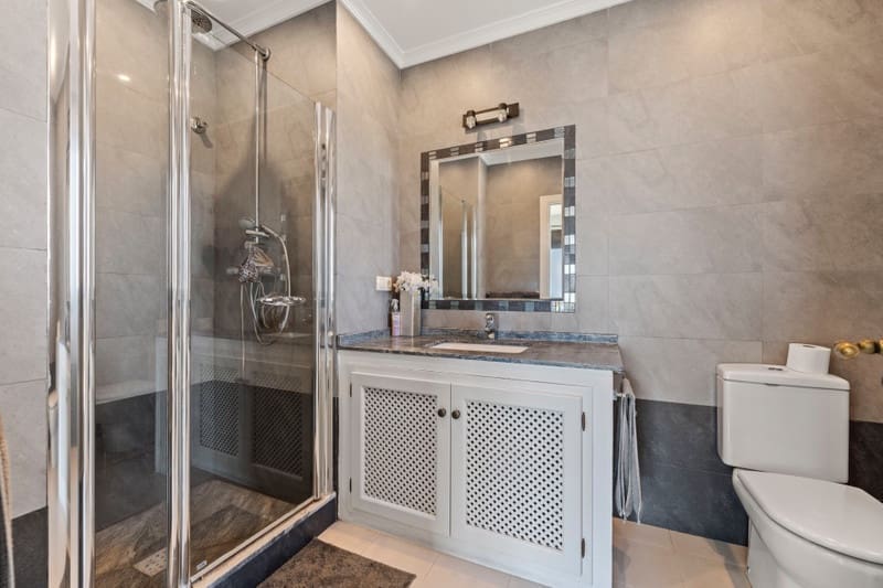 5 sypialnia Willa na sprzedaż w Sotogrande z basenem garażem - 1 695 000 € (Ref: 8383073)