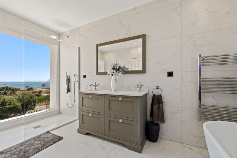 5 sypialnia Willa na sprzedaż w Sotogrande z basenem garażem - 1 695 000 € (Ref: 8383073)