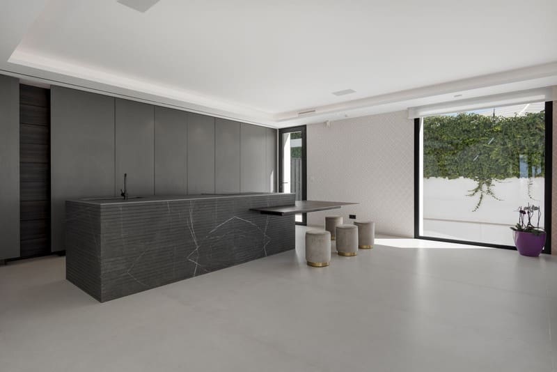 6 soverom Villa til salgs i El Paraiso med svømmebasseng garasje - € 6 200 000 (Ref: 8383078)