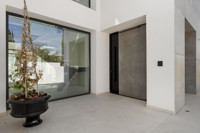 6 soverom Villa til salgs i El Paraiso med svømmebasseng garasje - € 6 200 000 (Ref: 8383078)