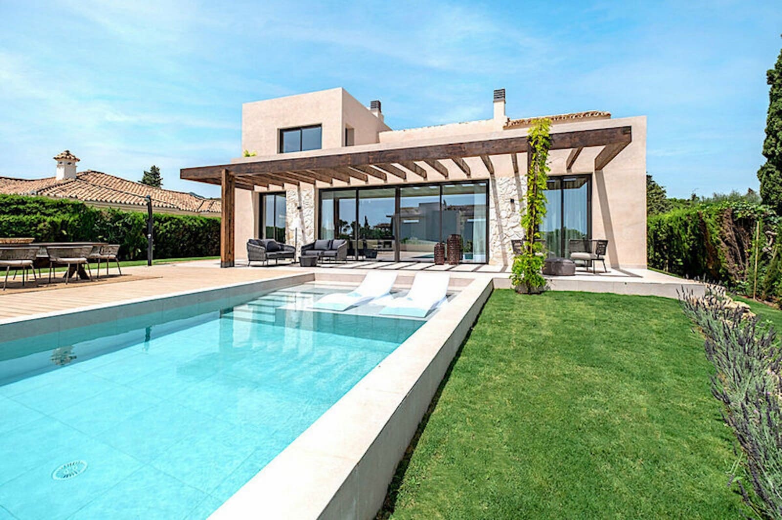 4 bedroom Villa for sale in Benahavis with pool garage - € 2,325,000 (Ref: 8403673)
