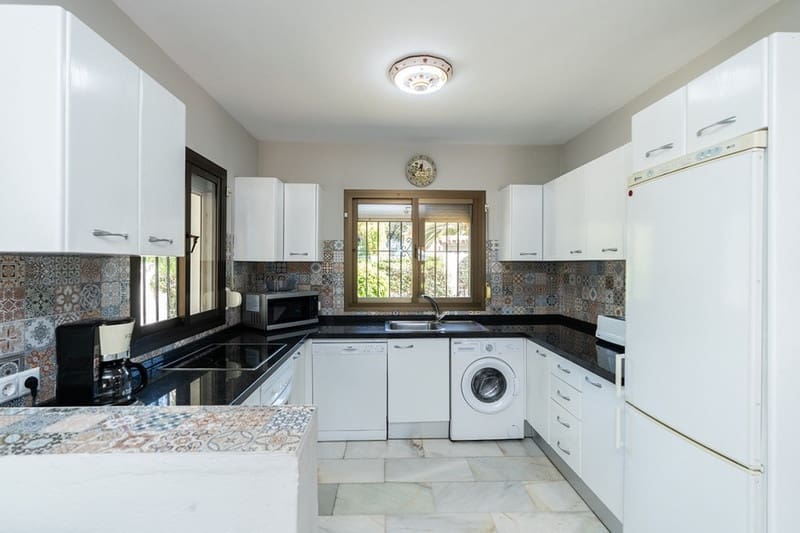 3 bedroom Villa for sale in Marbella with pool garage - € 1,680,000 (Ref: 8407129)