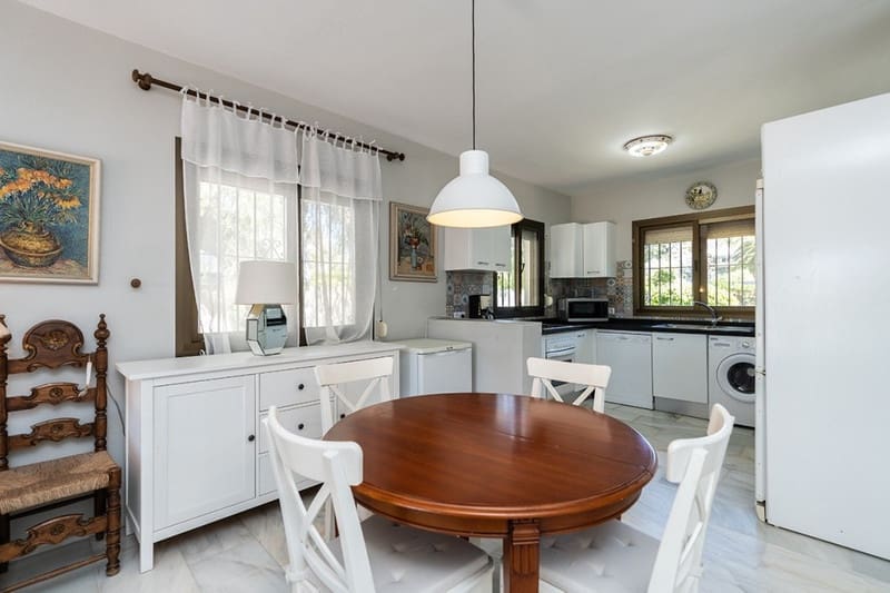 3 bedroom Villa for sale in Marbella with pool garage - € 1,680,000 (Ref: 8407129)