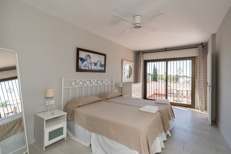 3 bedroom Villa for sale in Marbella with pool garage - € 1,680,000 (Ref: 8407129)