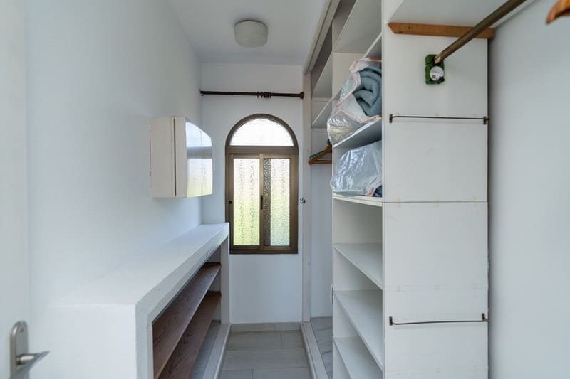 3 bedroom Villa for sale in Marbella with pool garage - € 1,680,000 (Ref: 8407129)