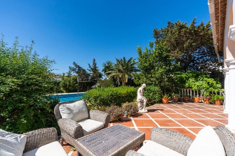 3 bedroom Villa for sale in Marbella with pool garage - € 1,680,000 (Ref: 8407129)
