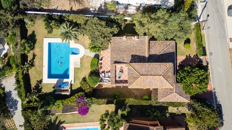 3 bedroom Villa for sale in Marbella with pool garage - € 1,680,000 (Ref: 8407129)