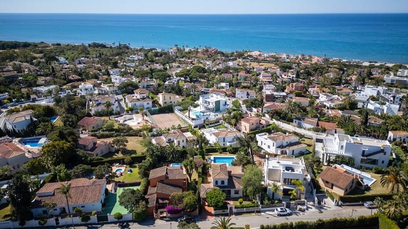 3 bedroom Villa for sale in Marbella with pool garage - € 1,680,000 (Ref: 8407129)