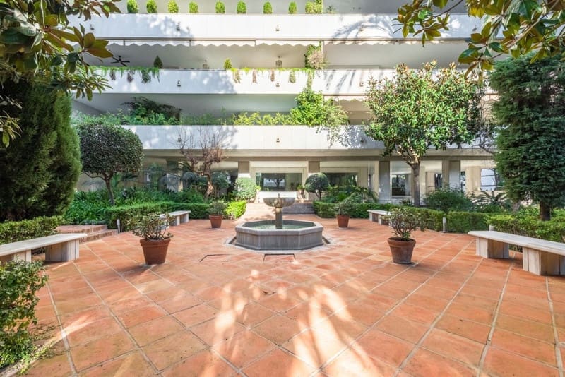 Apartamento de 3 habitaciones en Marbella en venta con piscina garaje - 2.040.000 € (Ref: 8411645)