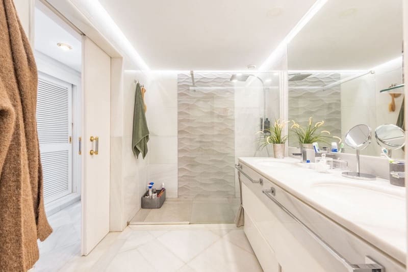 Apartamento de 3 habitaciones en Marbella en venta con piscina garaje - 2.040.000 € (Ref: 8411645)