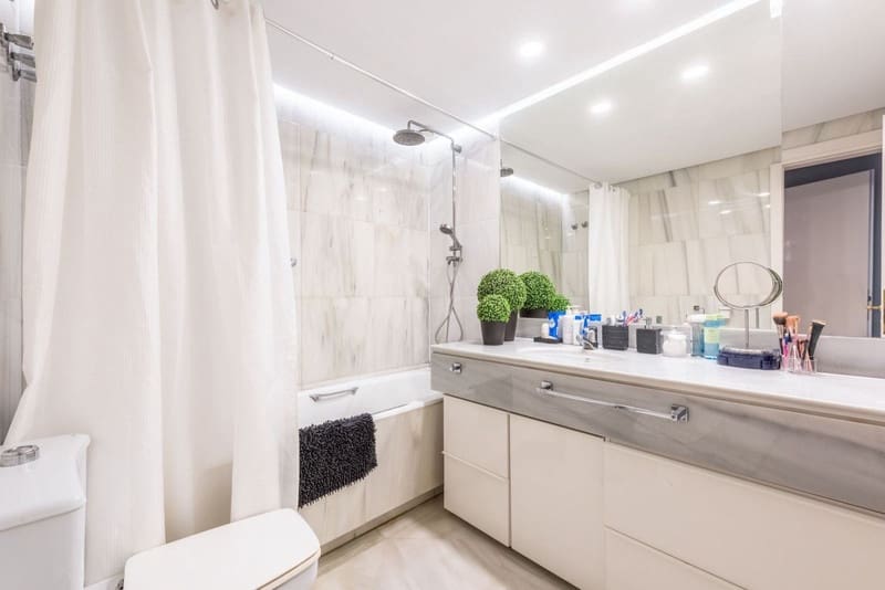 Apartamento de 3 habitaciones en Marbella en venta con piscina garaje - 2.040.000 € (Ref: 8411645)