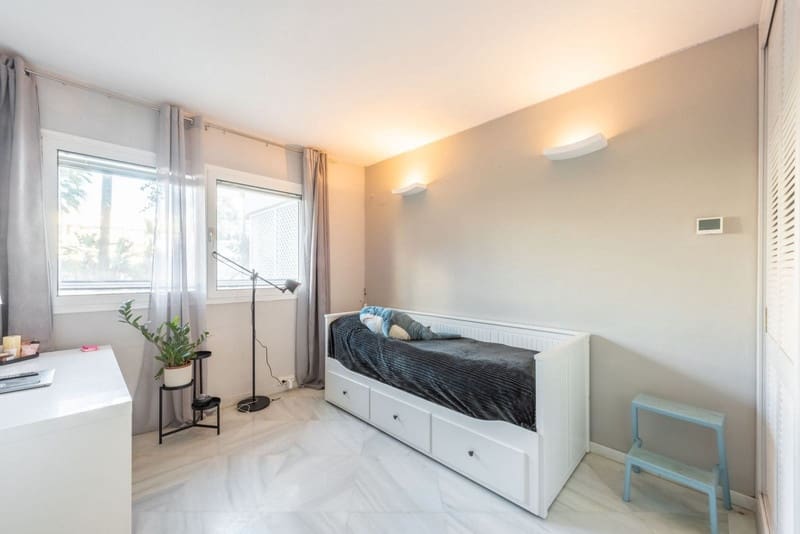 Apartamento de 3 habitaciones en Marbella en venta con piscina garaje - 2.040.000 € (Ref: 8411645)