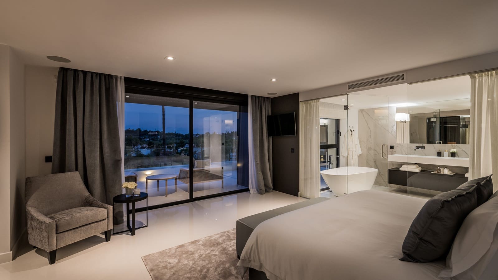 6 bedroom Villa for sale in Marbella with pool garage - € 5,995,000 (Ref: 8424248)