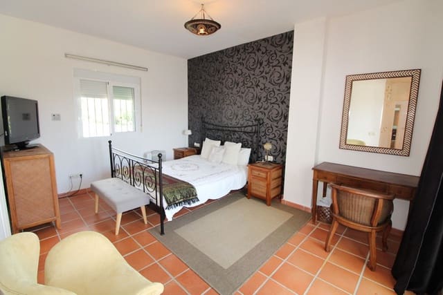 5 quarto Moradia para venda em Sotogrande Alto, San Roque com piscina garagem - 1 080 000 € (Ref: 8450735)