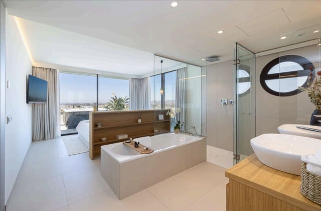 3 slaapkamer Penthouse te koop in El Higuerón, Fuengirola met zwembad garage - € 1.450.000 (Ref: 8461982)