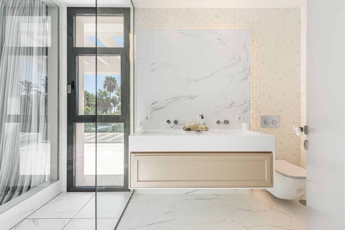 6 bedroom Villa for sale in Nueva Andalucia with pool garage - € 4,100,000 (Ref: 8476618)