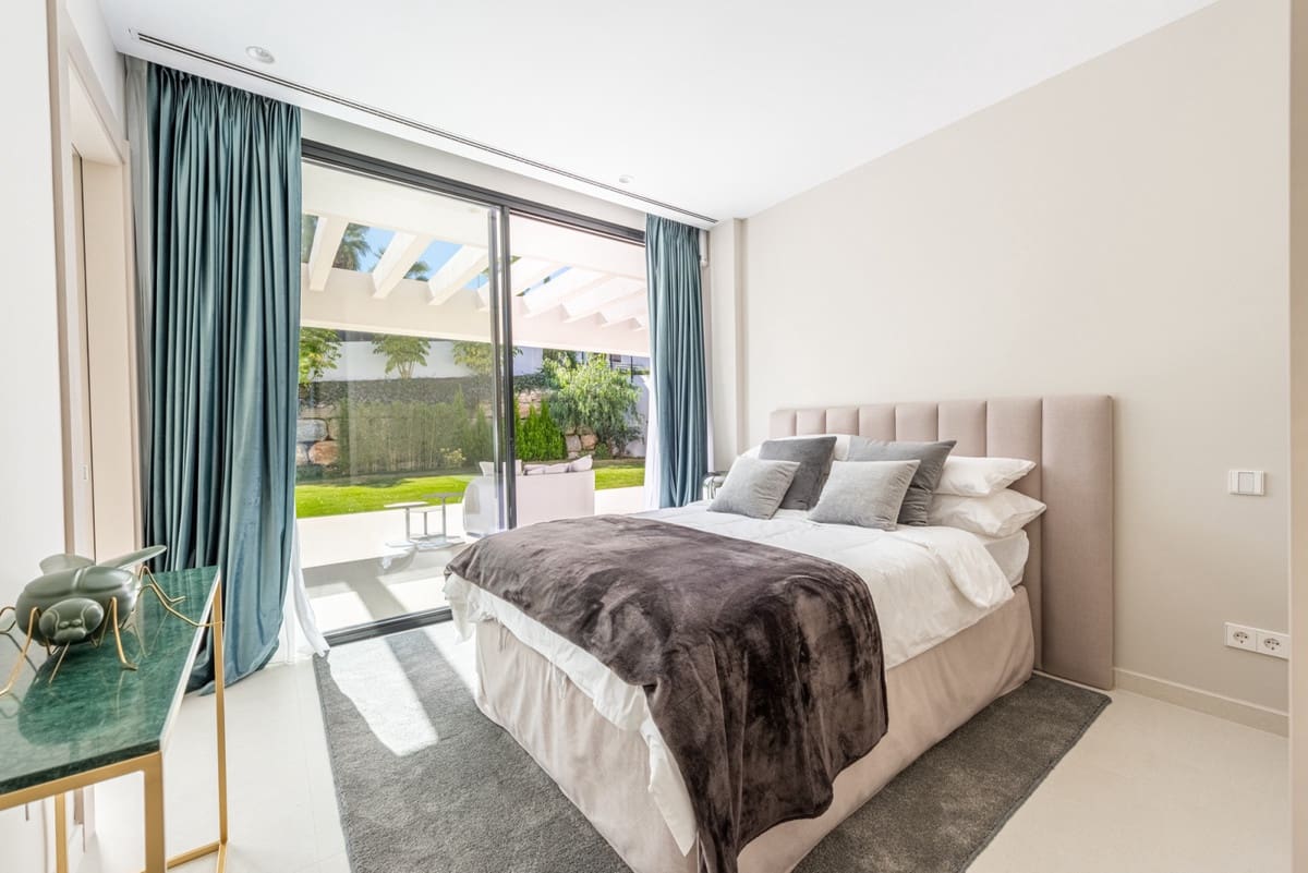 6 bedroom Villa for sale in Nueva Andalucia with pool garage - € 4,100,000 (Ref: 8476618)