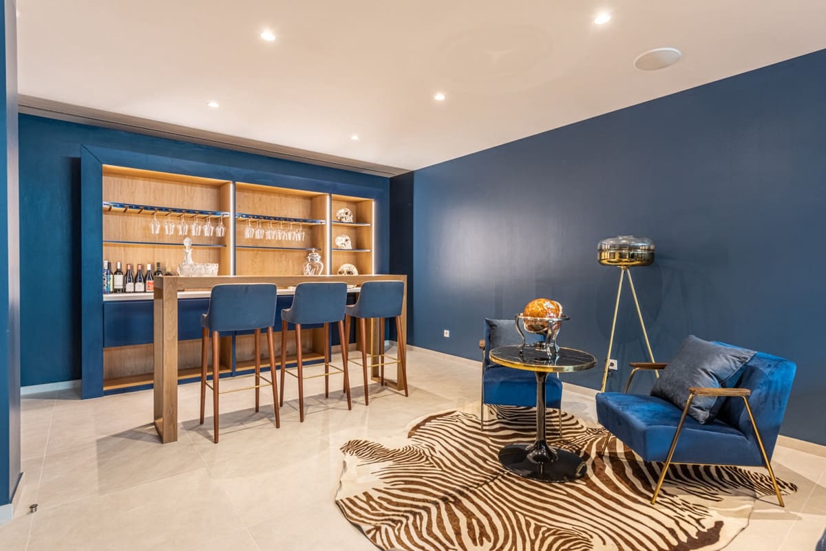 6 bedroom Villa for sale in Nueva Andalucia with pool garage - € 4,100,000 (Ref: 8476618)