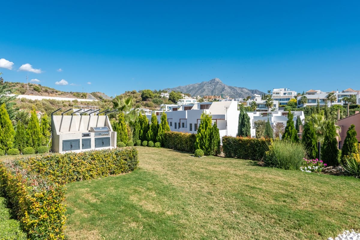 6 bedroom Villa for sale in Nueva Andalucia with pool garage - € 4,100,000 (Ref: 8476618)
