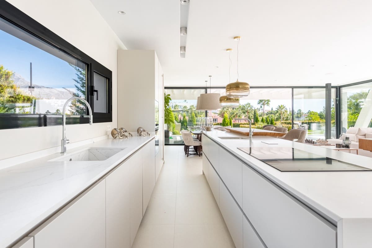 6 bedroom Villa for sale in Nueva Andalucia with pool garage - € 4,100,000 (Ref: 8476618)