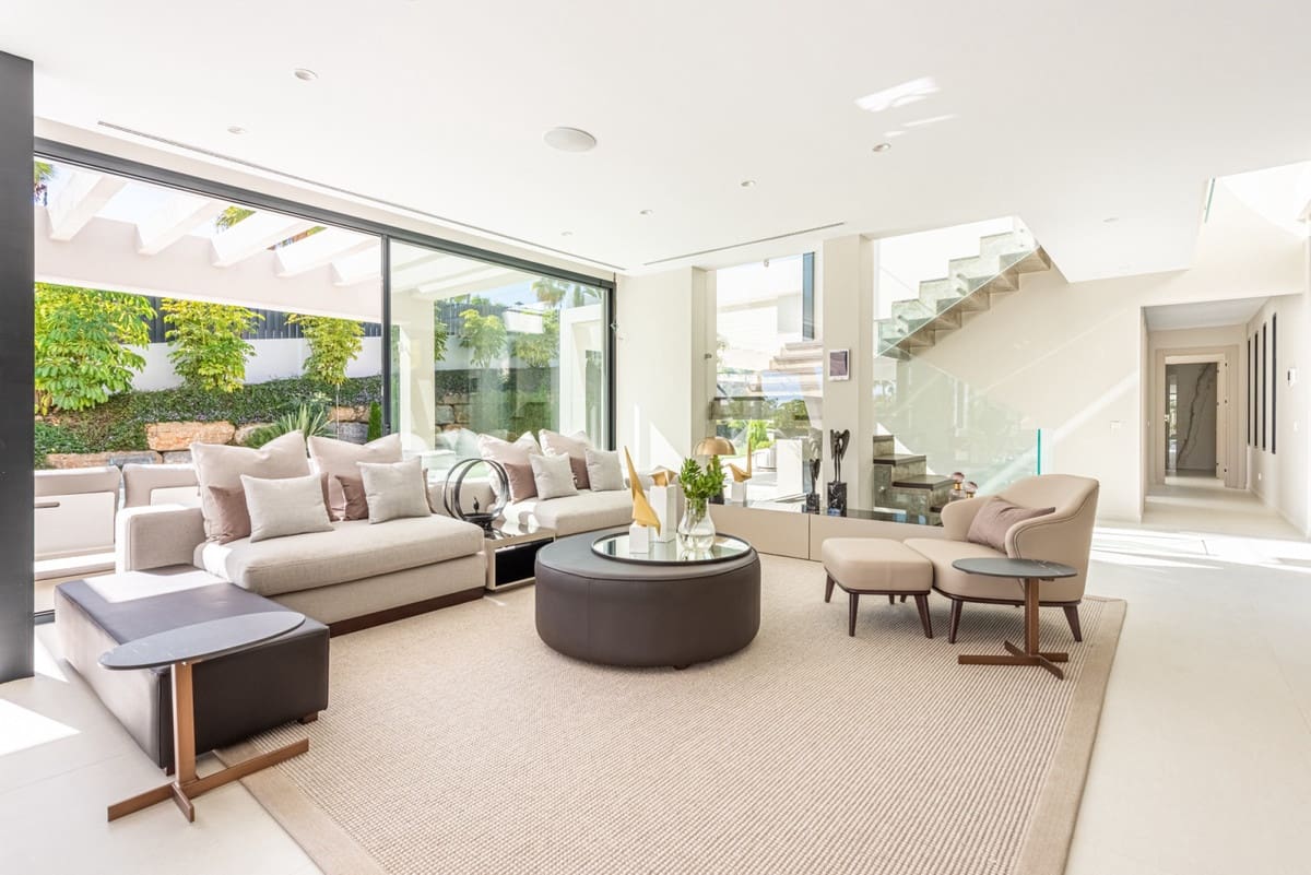 6 bedroom Villa for sale in Nueva Andalucia with pool garage - € 4,100,000 (Ref: 8476618)