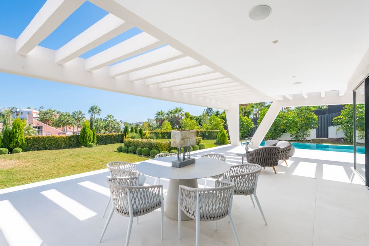 6 bedroom Villa for sale in Nueva Andalucia with pool garage - € 4,100,000 (Ref: 8476618)