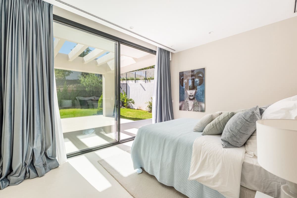 6 bedroom Villa for sale in Nueva Andalucia with pool garage - € 4,100,000 (Ref: 8476618)