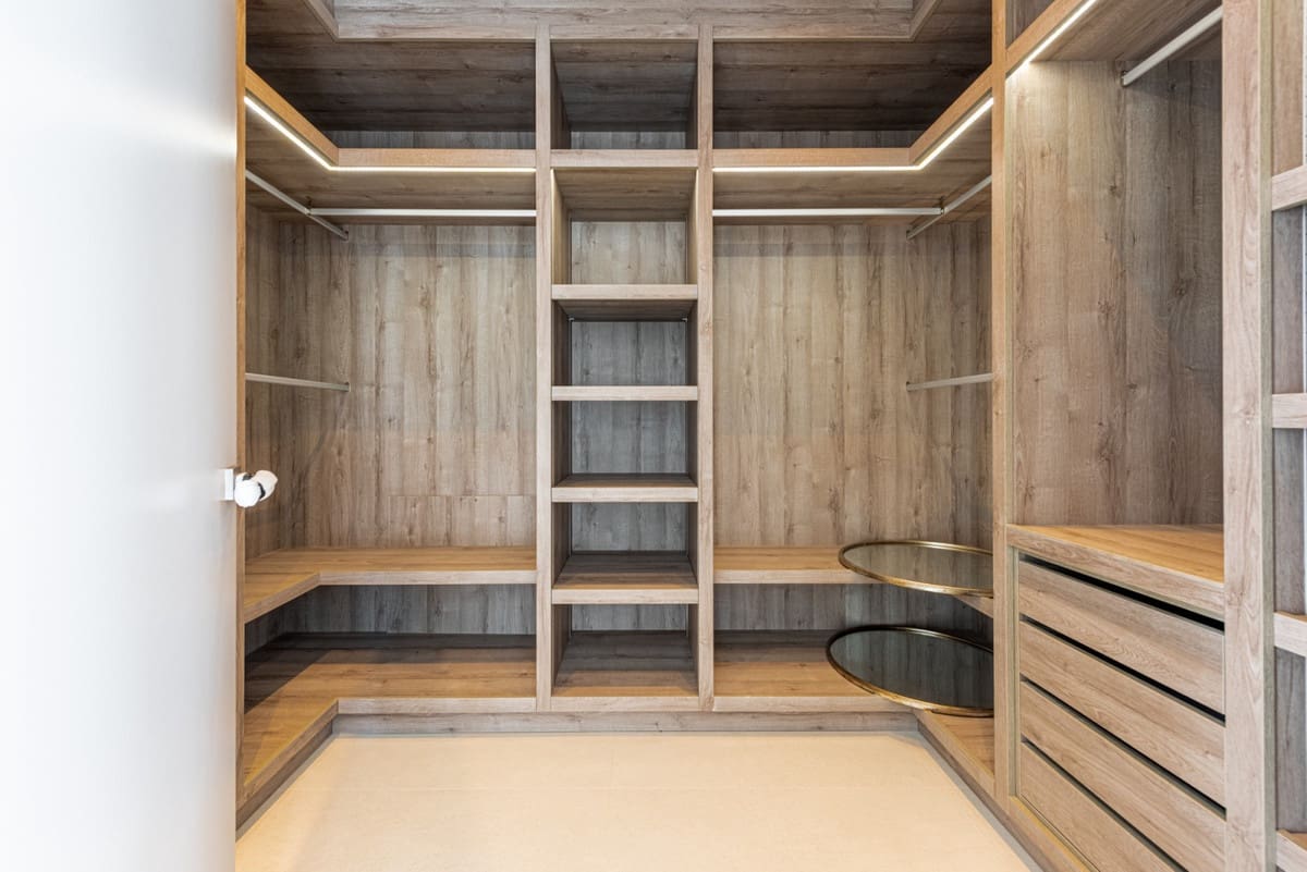 6 bedroom Villa for sale in Nueva Andalucia with pool garage - € 4,100,000 (Ref: 8476618)