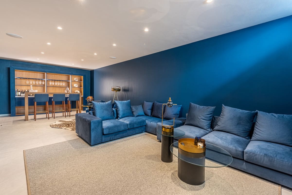 6 bedroom Villa for sale in Nueva Andalucia with pool garage - € 4,100,000 (Ref: 8476618)