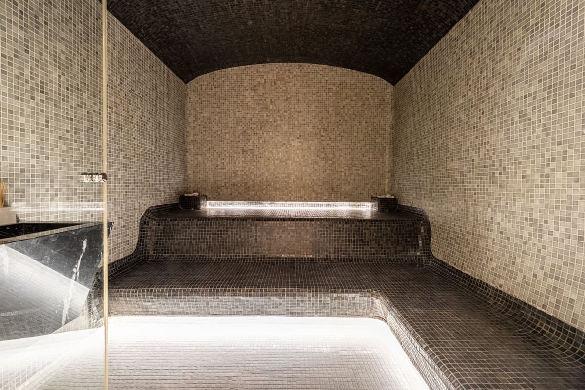 6 bedroom Villa for sale in Nueva Andalucia with pool garage - € 4,100,000 (Ref: 8476618)