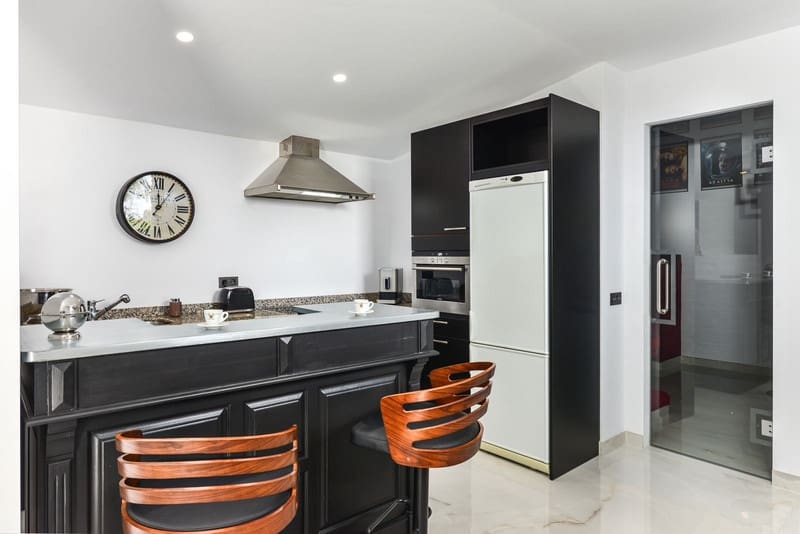 4 bedroom Villa for sale in Manilva with pool garage - € 3,450,000 (Ref: 8490927)